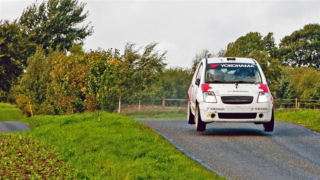Frank Nielsen og Per Brodersen kørte sig i stilling til en podieplads i Dansk Super Rally 2018, og er nu på en 2. plads i den samlede stilling i klasse 4.
(Foto: Rallypics.dk)